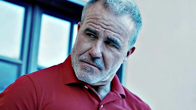 отчим дрочит пасынку после травмы руки