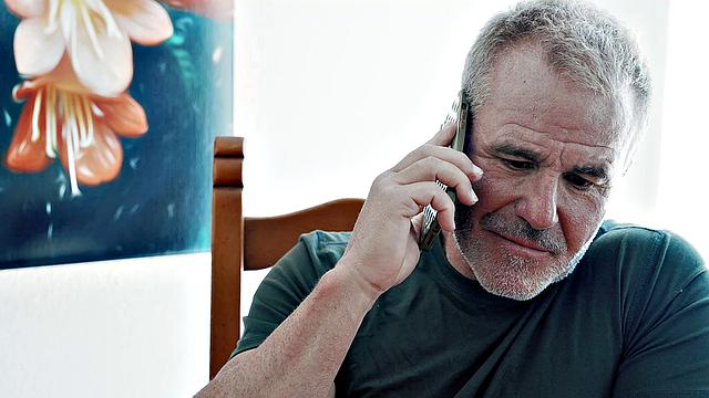 отчим дрочит пасынку после травмы руки