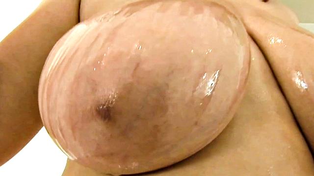 Алексис Фэй намазала сиськи маслом, диван в шоке