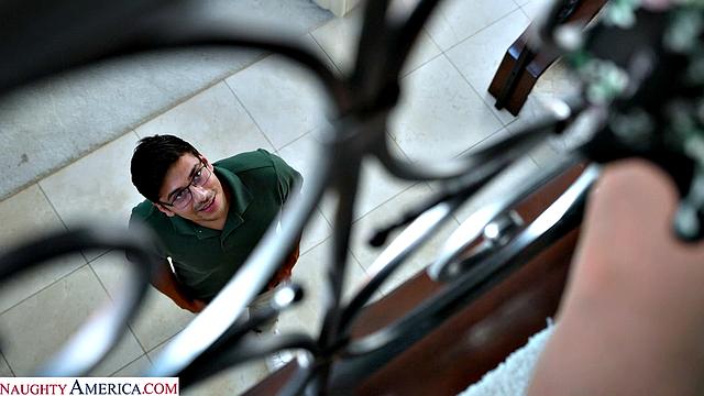 Райан Кили учит друга сына трахать зрелую женщину.