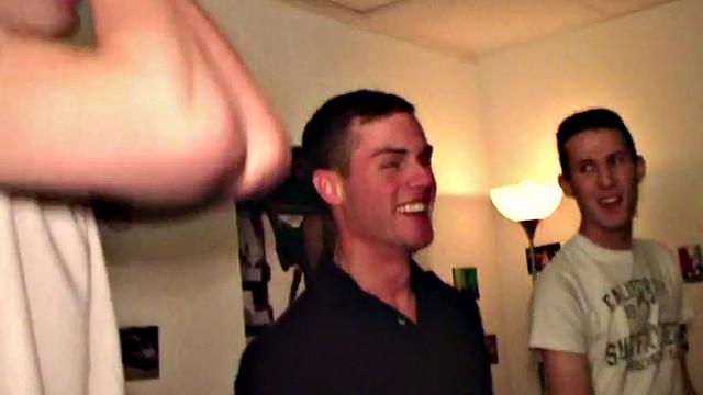 Брутальный красавец сдается страстной тройке в общаге