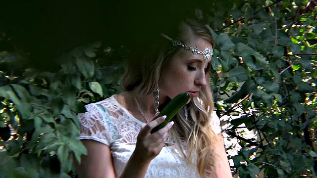 Блондинка-хиппи Харли Джейд раздвигает мокрую киску на природе