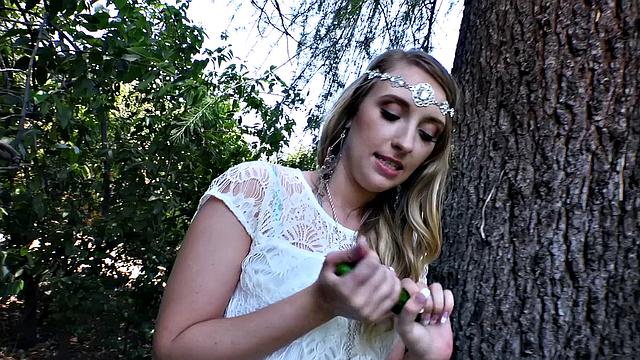 Блондинка-хиппи Харли Джейд раздвигает мокрую киску на природе