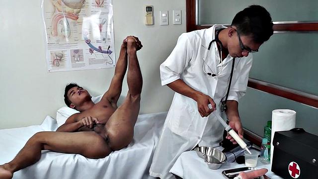 азиатский врач рвет задницу пациенту: сперва языком, потом игрушкой