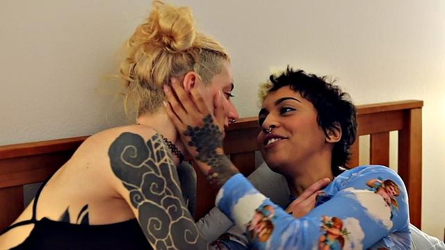 Amateur lez babes rimjob and passion at home