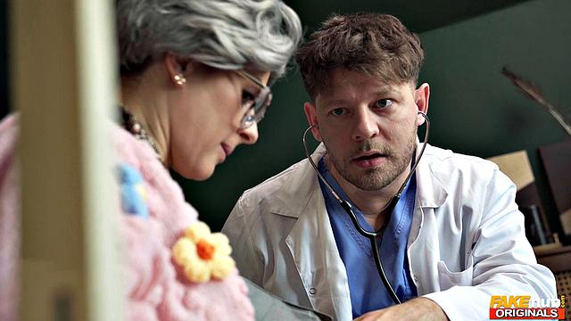 опытная бабуля в очках соблазняет доктора на кровати