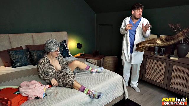 опытная бабуля в очках соблазняет доктора на кровати