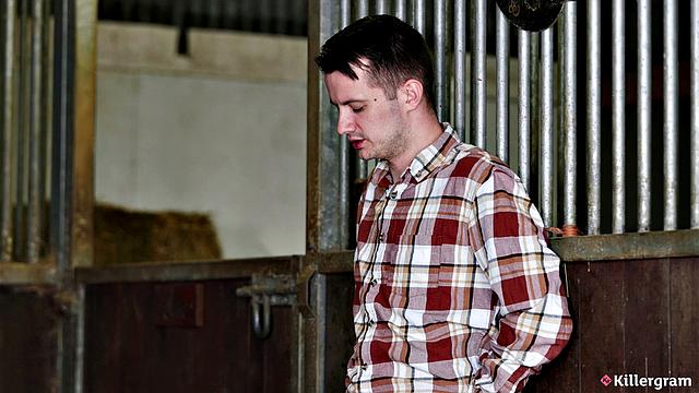 Miss Alice Wild трахается с рабочим на ферме в конюшне после тяжелого дня на поле.