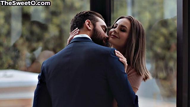 Смотри, как стройная любовница скачет на члене парня и кончает от страсти.