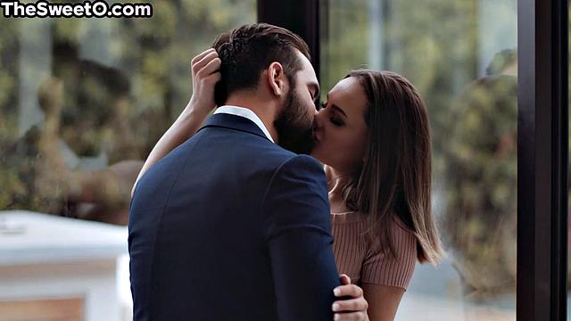 Смотри, как стройная любовница скачет на члене парня и кончает от страсти.