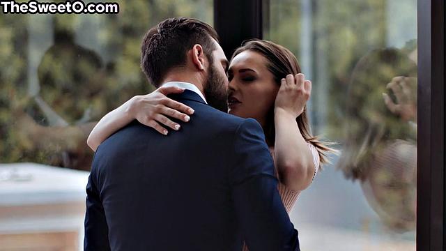 Смотри, как стройная любовница скачет на члене парня и кончает от страсти.