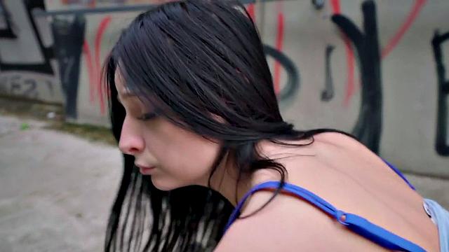 Blackhair euro teenie reverse rides after bj and pickedup