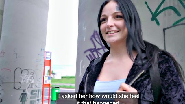 взрывная европейская брюнетка разносит в реверсе после грязного минета