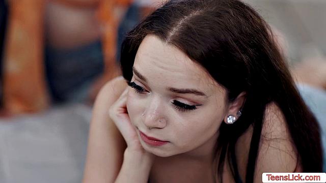 Озабоченные студентки-девчонки лижут друг другу мокрые киски