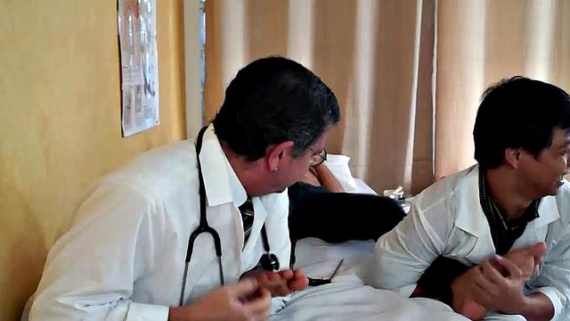 азиат проходит медосмотр с жёсткими щекотками