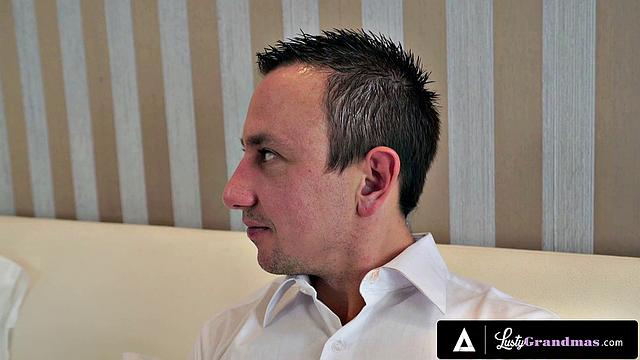 Похотливая зрелая развратница с мощными формами и жаждой молодого члена раздвигает ножки для Робa! Настоящий олд-янг трах с лизанием и глубоким проникновением.