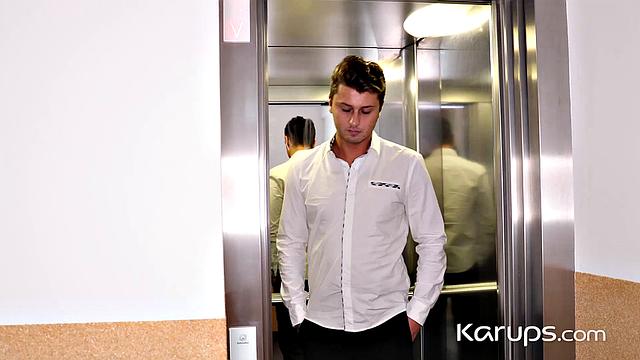 Бриттани Бардо страстно трахается с мужчиной на кровати.