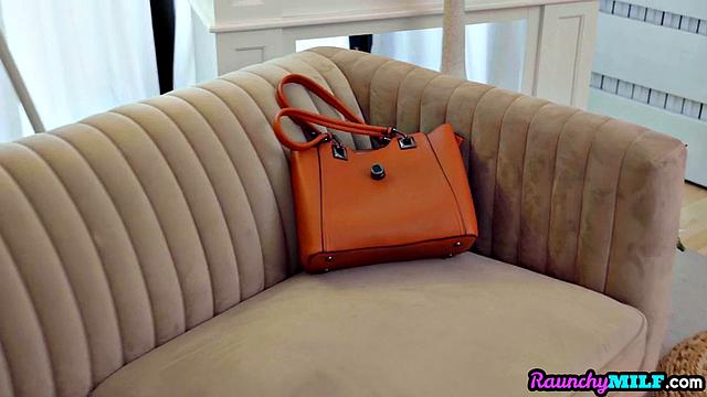 Зрелая блондинка в белье скачет на члене и кайфует по полной