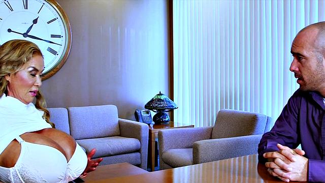 Смотри, как Минка трахает босса своими огромными сиськами в офисе