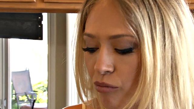 Абелла Дэнджер и четыре бешеные лесбиянки: страпоны, смех и громкие стоны