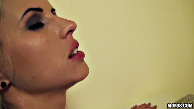 блондинка в каблуках шутит и трясет грудью перед камерой