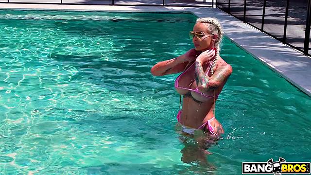 Блондинка с татуировками выловила подглядывающего и оседлала по-взрослому, а потом дважды словила кремпай на диване - Джей теперь знает, что такое milf с характером!