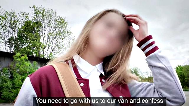 раскованная девушка трахается с фейковым священником за деньги в фургоне