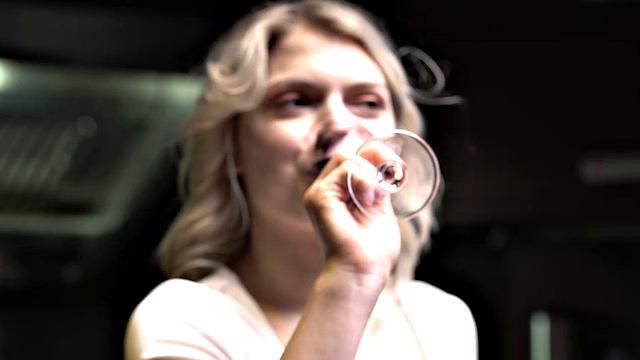 смотри, как Эйла Мур и Леся страстно лижутся на кухонном столе