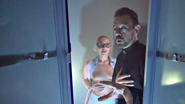 жаркий секс в отеле: она сверху на соседе