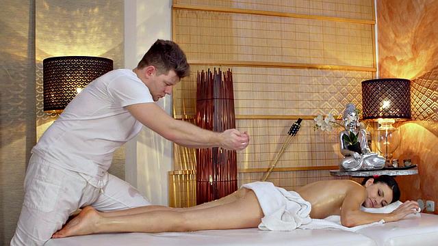 Beauty Babe sidefucked by masseur