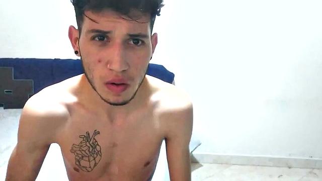смотри, как латинский красавец раздевается и дрочит на камеру