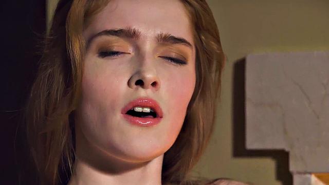 Худая малышка показывает дивану, что такое настоящий вечер