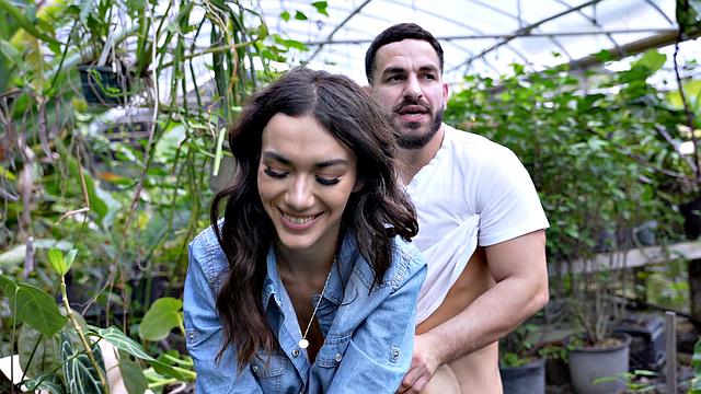 Начальница и сотрудница жарко трахают нового парня прямо в оранжерее