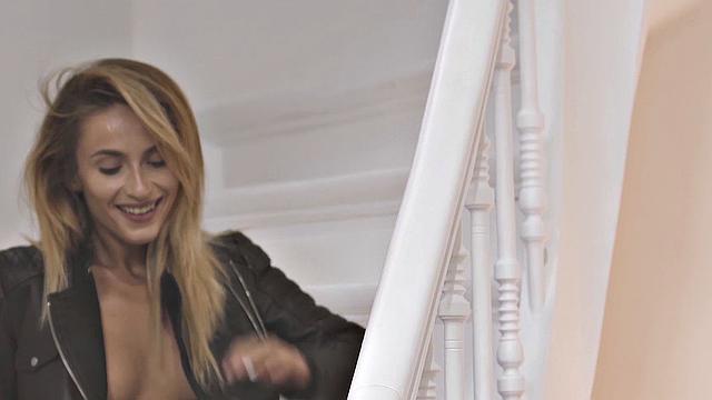 мастурбация на лестнице в кожаных туфлях и джинсах