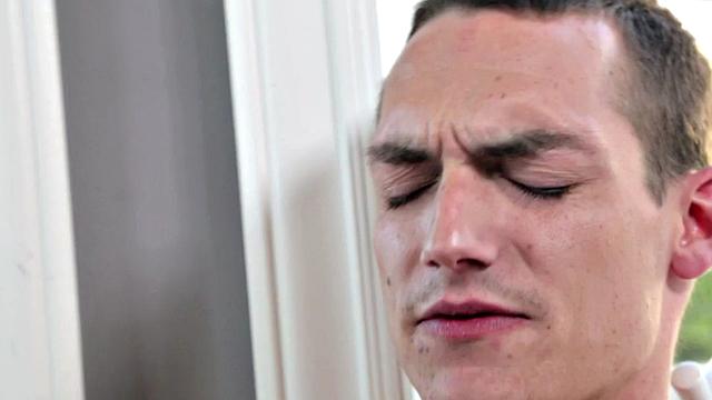 Amateur jock teases body and jerks in close-up for cumshot