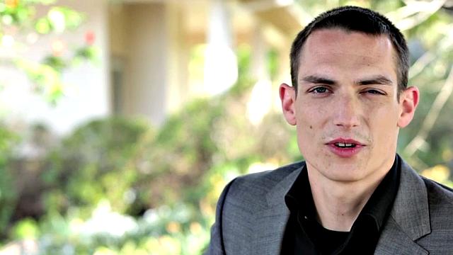 Amateur jock teases body and jerks in close-up for cumshot