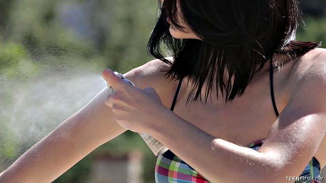 ханна лэй получает сперму в киску после жаркого дня у бассейна