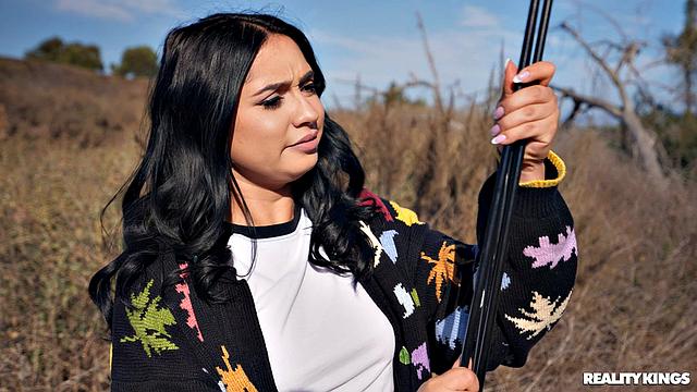 брюнетка с короткими волосами - роспись по сиськам и секс на природе