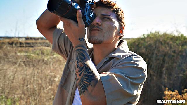 брюнетка с короткими волосами - роспись по сиськам и секс на природе