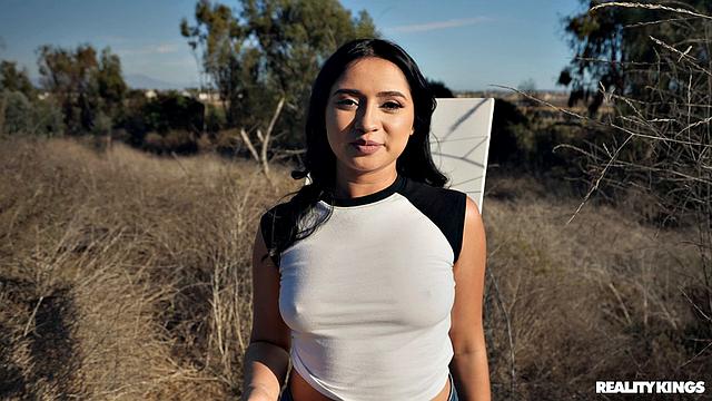 брюнетка с короткими волосами - роспись по сиськам и секс на природе