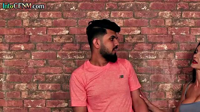 Взрослые девушки в спортивной форме дрочат парню после тренировки.