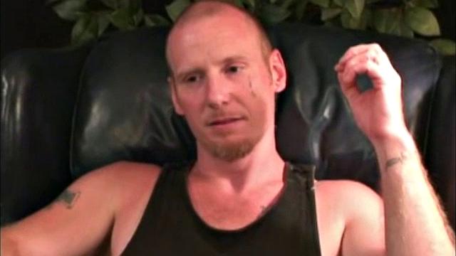 Зрелая любительница дрочит член, сперма летит на лицо