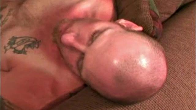 Зрелая любительница дрочит член, сперма летит на лицо