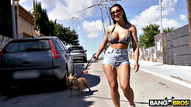 Potro De Bilbao смазал маслом жопу Honey Demon и оттрахал её в парке, потом залил рот спермой.