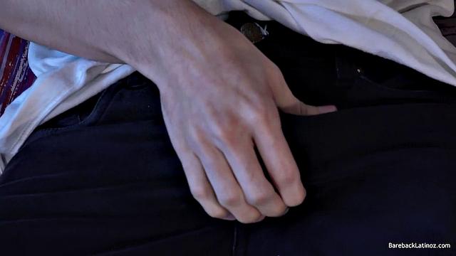 Анту дрочит свой большой член и кончает на камеру, гей-соло сцена.