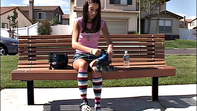 Стройная брюнетка дрочит киску на скамейке, пока катится на роликах по парку подрочить на свежем воздухе.