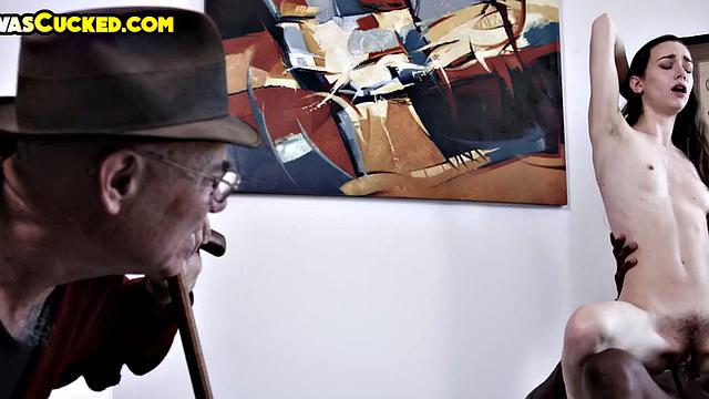 Cuckold hubby watches wife bang BBC after throating it