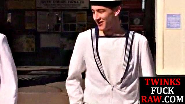 матрос в форме забил на презики и зарядил сливки в рот напарнику