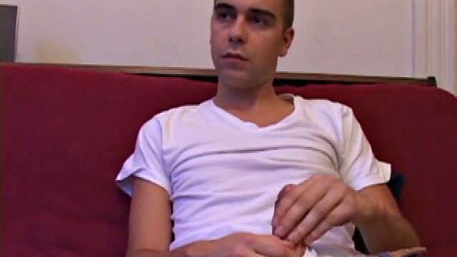 Винченцо раздевается, натирает член и щедро кончает