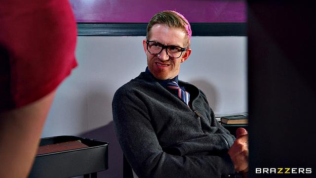 Валентина Бьянко не выдержала похотливого клиента в библиотеке и дала ему секс прямо между стеллажами